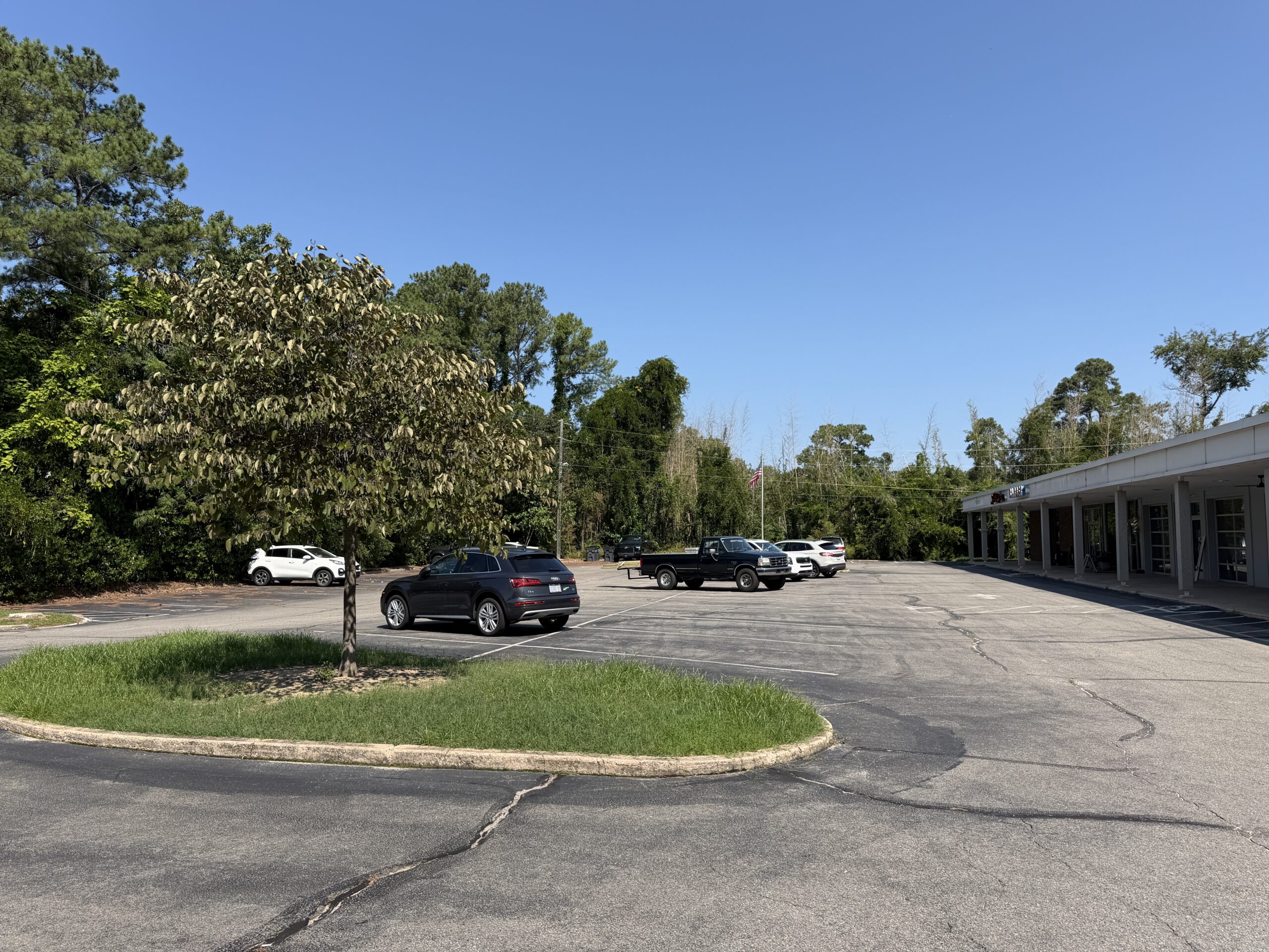 4 490 SW Broad St Exterior