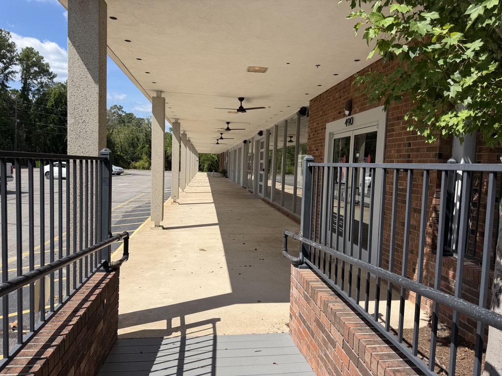 5 490 SW Broad St Exterior